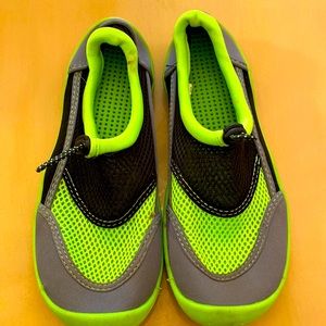Kids unisex watershoes great condition only worn once